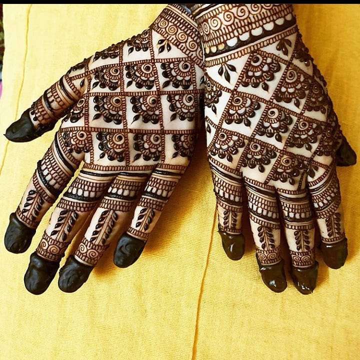 Kinjal Mehndi Art - Back Hand Bridal Design!! Bitmoji Bride n Groom! Happy  to see brides going trendier in thier approach towards henna. Instead of  regular dulha-dulhan..this bride wanted to incorporate the