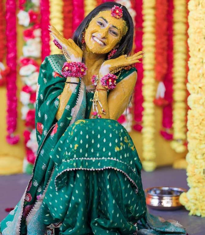 Haldi Outfits for Bride Sister's | Indian bride photography poses, Indian  wedding photography, Haldi ceremony outfit