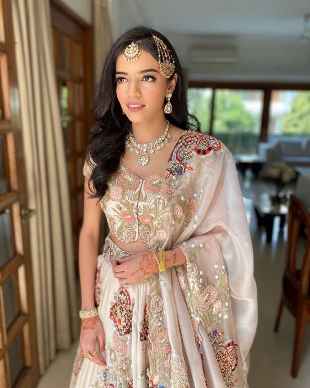 Take an Inspiration from Erica Fernandes' lehenga choli looks with maang  tika to enhance your look on the big day