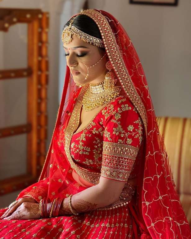 What is a suitable bridal jewellery for a golden saree? - Quora