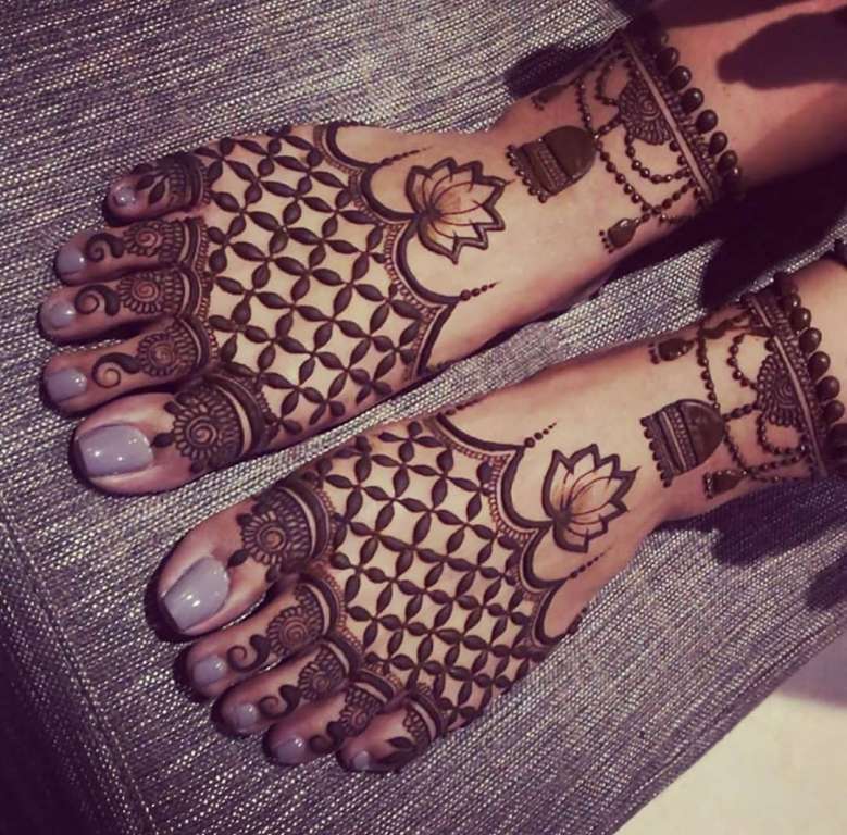 Simple engagement mehndi of... - Varshika Mehandi Designs | Facebook