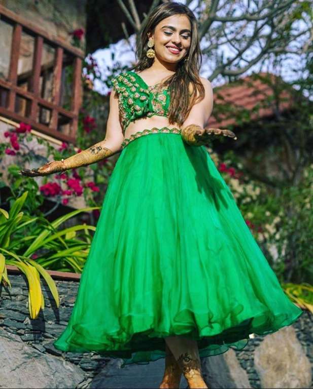 Eco-friendly & DIY Mehndi Ceremony of an Adorable Couple in Summery Outfits  | Mehndi function dresses, Dresses for mehndi function, Mehendi outfits