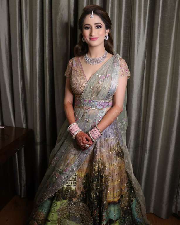 Janhvi Kapoor's Green Lehenga Looks Glorious With Her Monochrome Brown  Matte Makeup Look