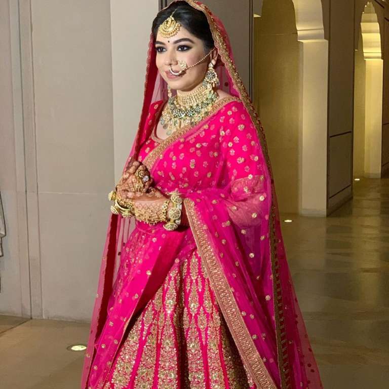 Jewellery and makeup Fuchsia Pink Sabyasachi lehenga light pink dupatta ❤️ # wedding | Pink bridal lehenga, Lehenga jewellery ideas, Pink bridal