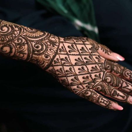 Give your back hand mehndi design a mix of modern and traditional design by  incorporating Lotus with a cute elephant. Mehndi art by:- @m... | Instagram